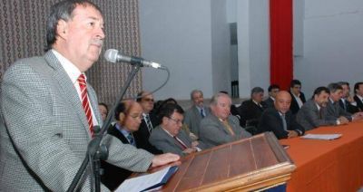 Schiaretti tild� de "pro fascistas" a los adultos que avalan tomas 