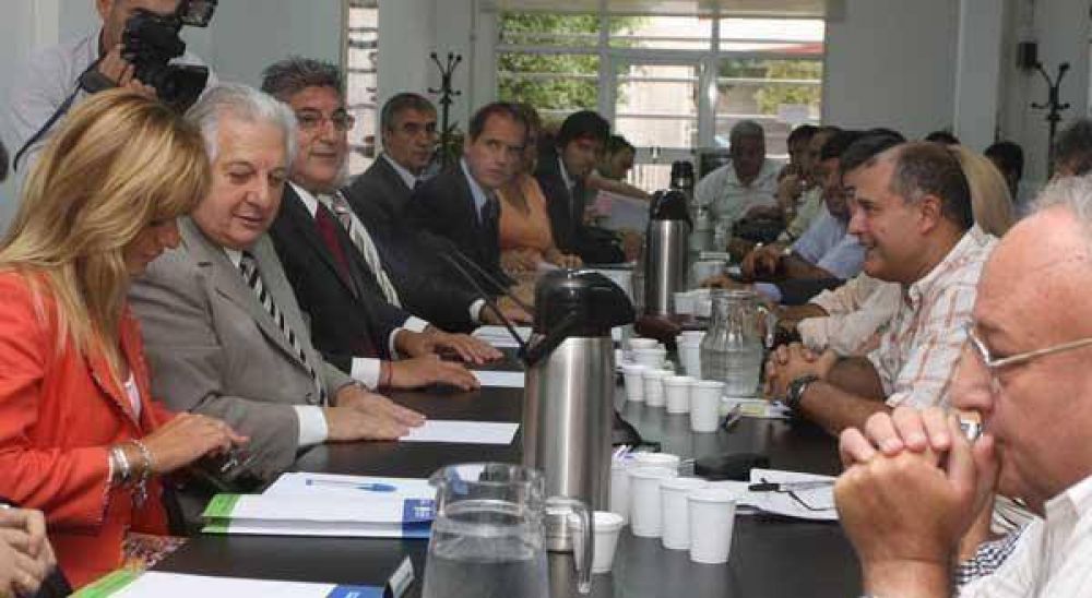 Estatales quieren que en 2011 el aumento rija desde enero 