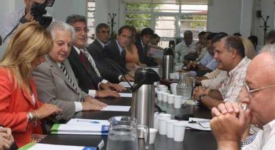 Estatales quieren que en 2011 el aumento rija desde enero 