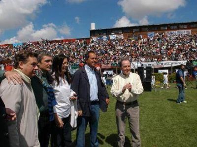 Scioli foment� el acceso al deporte ante una multitud en Vicente L�pez