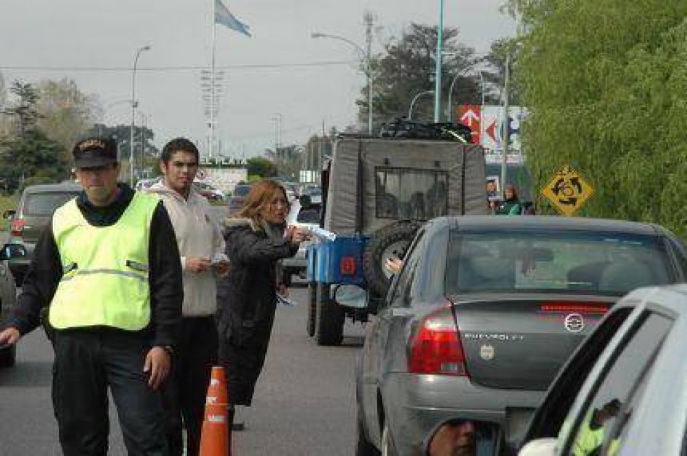Familiares de Dardo Molina volantearon en la llegada de turistas por la Autovia 2 y se manifestaron en el HPC ante la presencia de Daniel Scioli