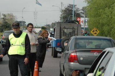 Familiares de Dardo Molina volantearon en la llegada de turistas por la Autovia 2 y se manifestaron en el HPC ante la presencia de Daniel Scioli