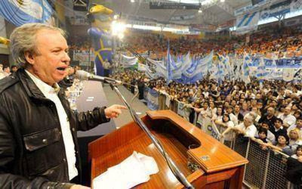 Peralta fue depositario del respaldo a la institucionalidad de Santa Cruz