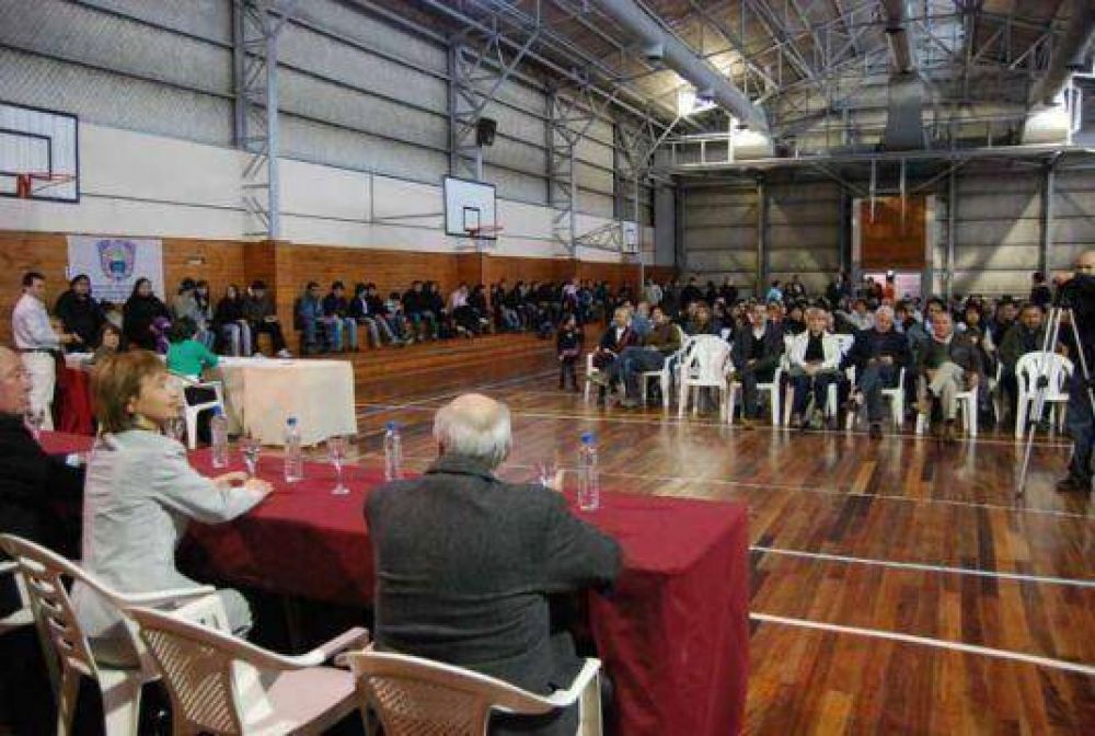 Fabiana R�os encabez� la entrega de lotes del Plan Arraigo Juvenil en Chacra XIII