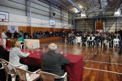 Fabiana R�os encabez� la entrega de lotes del Plan Arraigo Juvenil en Chacra XIII