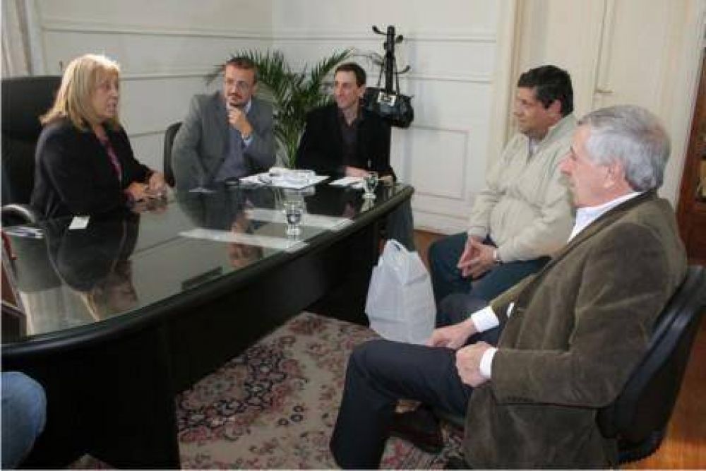 Visita protocolar  La Intendente Giroldi se reuni� con autoridades de la Empresa Carboclor