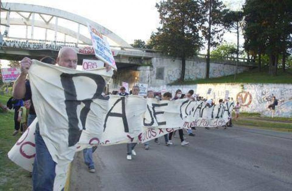 MOVILIZACI�N SORPRESIVA Los asamble�stas realizaron un corte sorpresa debajo del puente Control