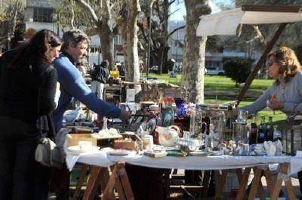 Una gran feria de anticuarios al aire libre en Plaza Rocha