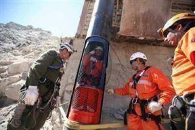 Lleg� el d�a: comienzan a rescatar a los mineros