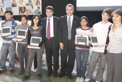 Ferraresi y Bossio entregaron m�s de 300 netbooks para alumnos de Avellaneda