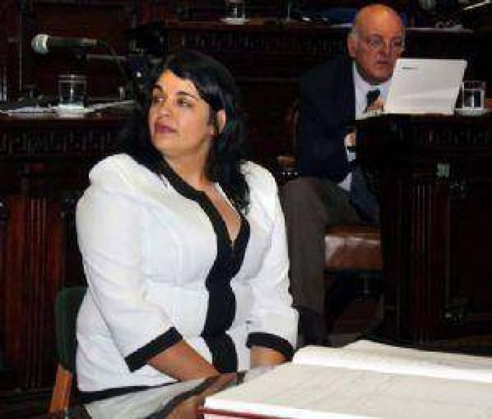 Jur� una nueva senadora