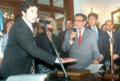 El Gobernador tom� juramento a Baz�n y Ay�n