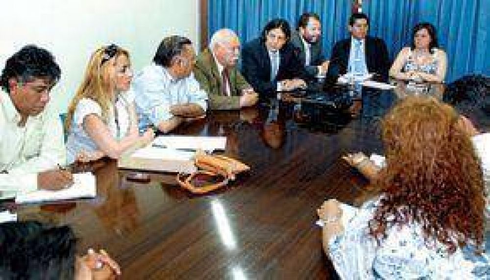 Gremios docentes aceptaron el 25% de aumento escalonado para 2.011