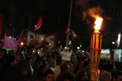 Vig�a con antorchas en Tucum�n por el "s� al 82 % m�vil"