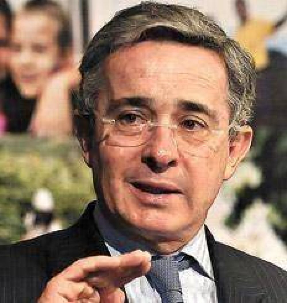 Investigan a Uribe