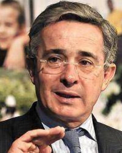Investigan a Uribe