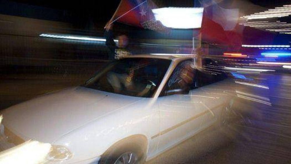 Euforia y bocinazos en las calles de Santiago