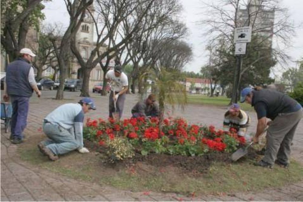 Revalorizando espacios  Nuevos trabajos de mejoramiento en la Plaza Eduardo Costa