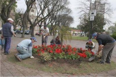 Revalorizando espacios  Nuevos trabajos de mejoramiento en la Plaza Eduardo Costa