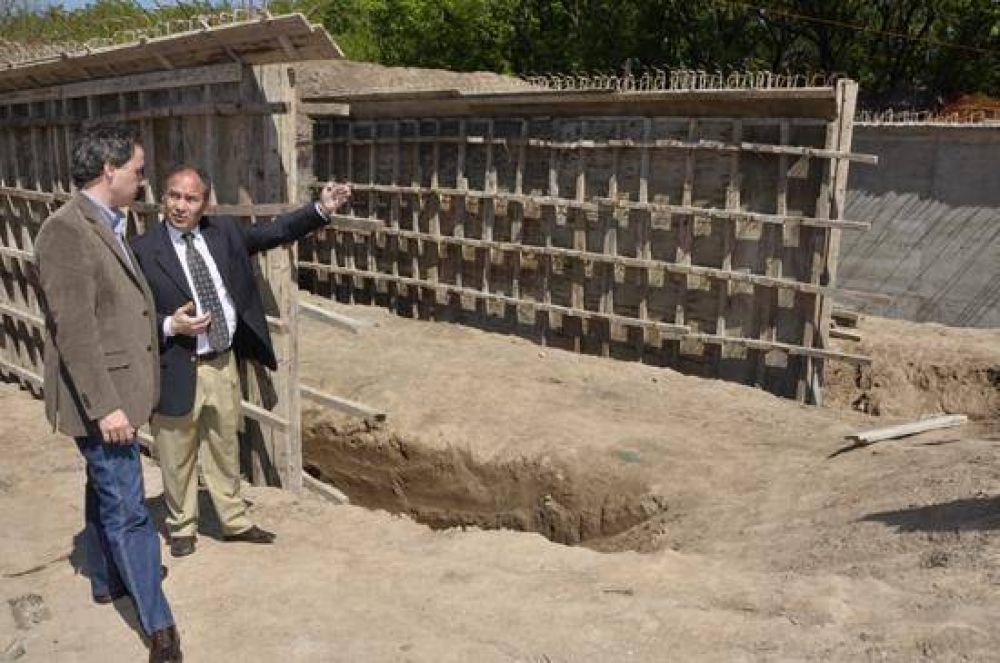 Descalzo recorri� las obras de saneamiento