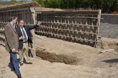 Descalzo recorri� las obras de saneamiento