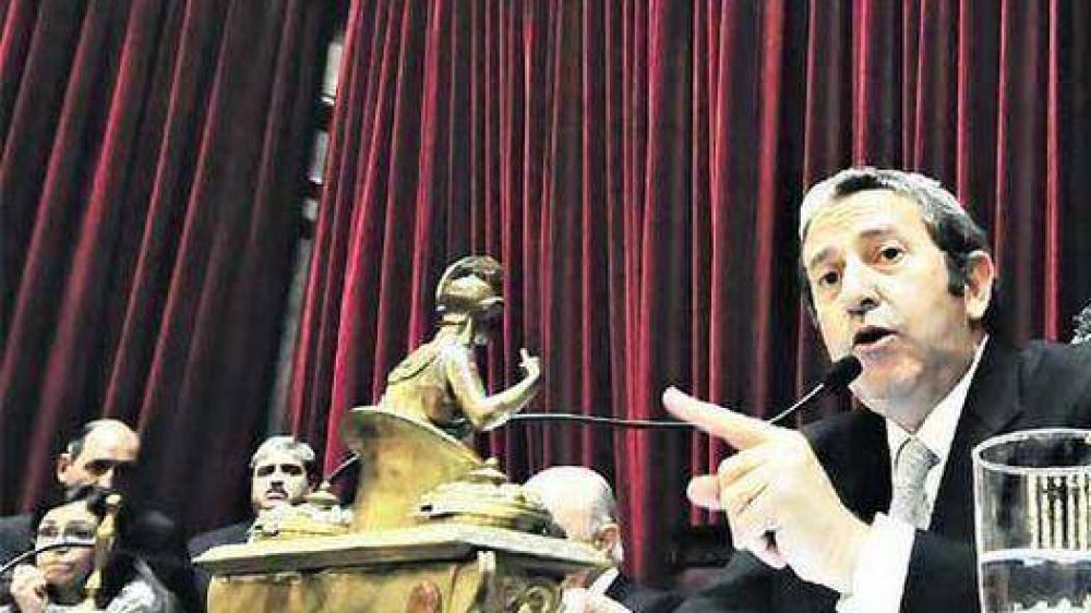 Cobos volvi� a desempatar y el 82% m�vil se convirti� en ley