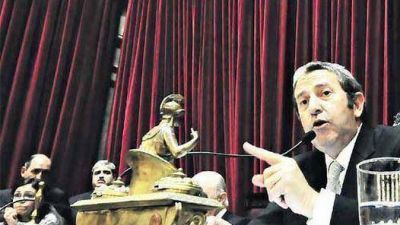 Cobos volvi� a desempatar y el 82% m�vil se convirti� en ley
