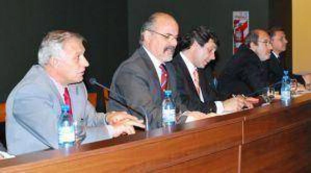 Carlos Tomada: �La ley de glaciares no perjudica a la miner�a�  