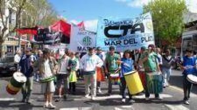 Marcharon en Mar del Plata por el 82 % m�vil y la reapertura de paritarias