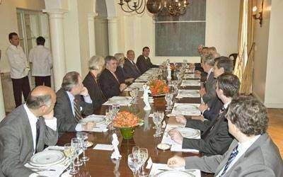 Das Neves almorz� con 11 embajadores