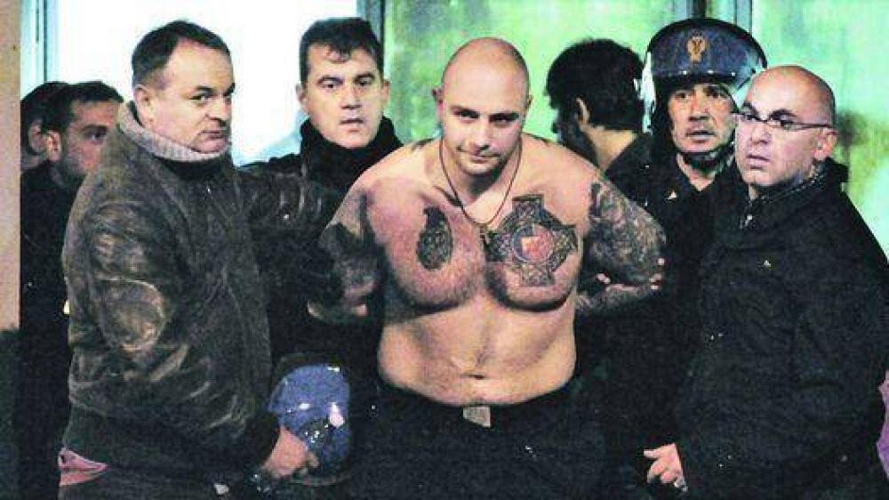 Barrabravas neofascistas serbios chocan con la polic�a en G�nova
