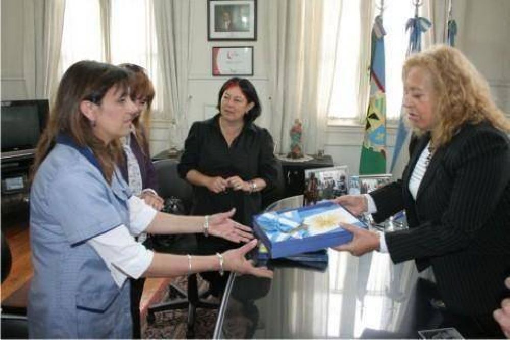 Intendente Giroldi entreg� banderas de ceremonia para el Jard�n de Infantes N� 924