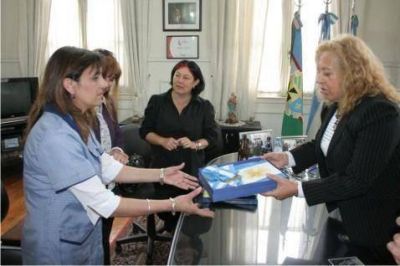 Intendente Giroldi entreg� banderas de ceremonia para el Jard�n de Infantes N� 924