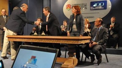 Schiaretti le reclam� a la Naci�n por las viviendas