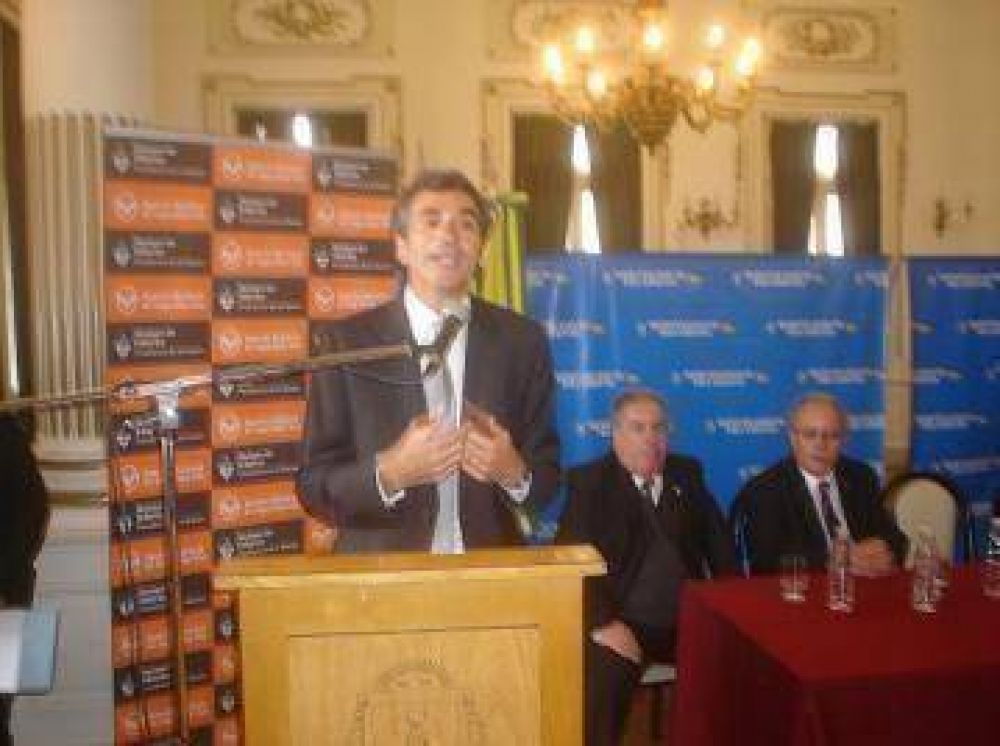Documentos, cascos y alcohol�metro, ecos de la visita del ministro