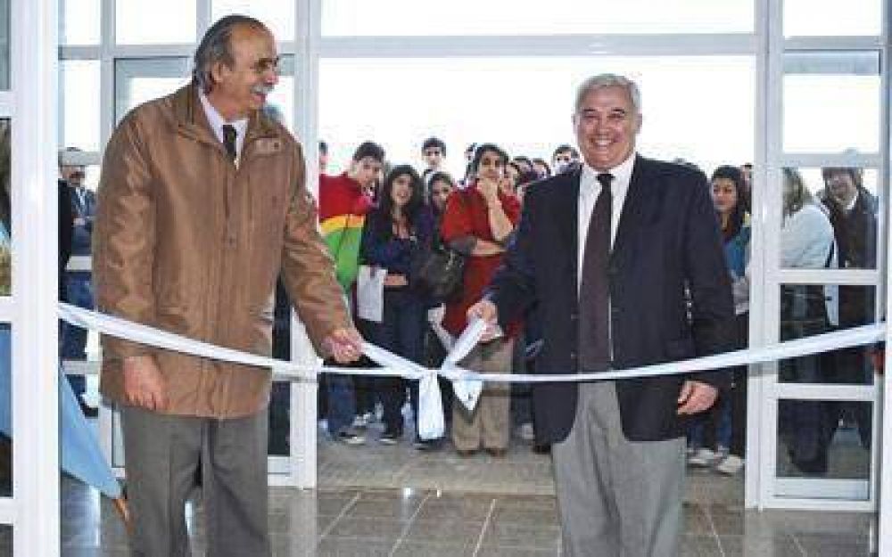 La Universidad inaugur� nuevo pabell�n de aulas