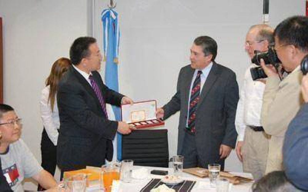 Importadores de lana de China fueron recibidos por el vicegobernador Vargas
