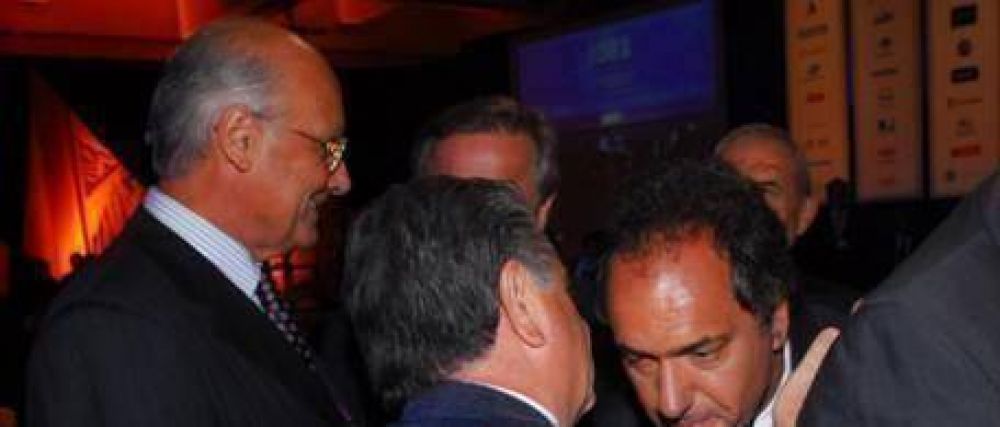Kirchner se enoj� por la foto de Scioli con Duhalde y vuelve la tensi�n