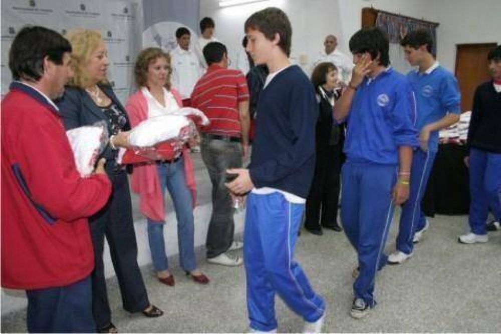 Color esperanza  La Intendente entreg� la nueva indumentaria a la delegaci�n campanense que ma�ana viaja a Mar del Plata
