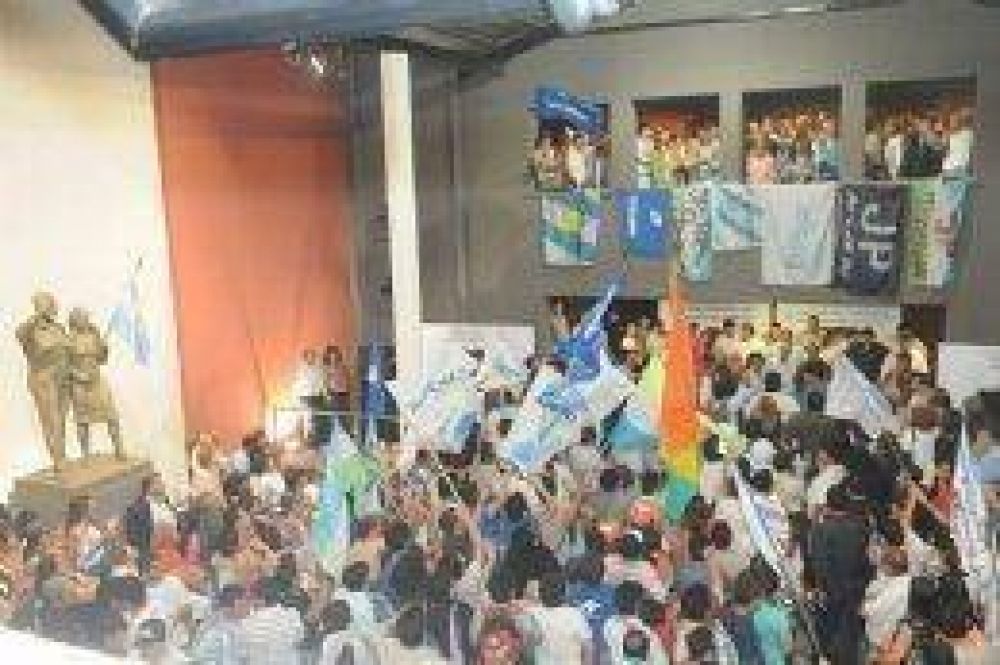 Rojk�s defendi� a la Presidenta y fustig� a peronistas y a radicales