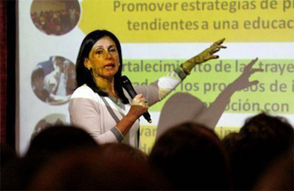 "Analizamos Tucum�n porque su gesti�n educativa es movilizadora"