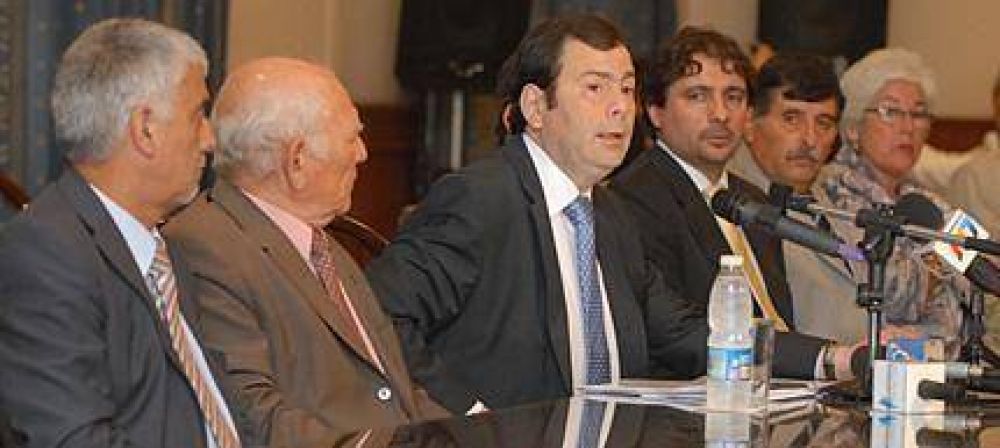 �La prioridad es llevar agua potable a los pobladores del interior� 