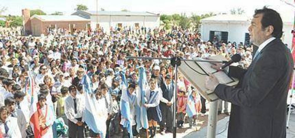 Gerardo Zamora entreg� viviendas a familias de la localidad de Medell�n 