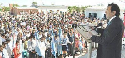 Gerardo Zamora entreg� viviendas a familias de la localidad de Medell�n 