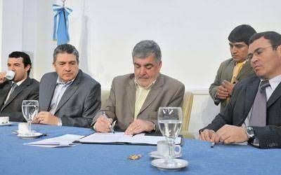 Das Neves firm� contratos para ejecutar obras en siete localidades de la provincia