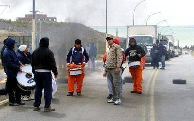 Dos grupos piqueteros se turnaron ayer para cortar la ruta 3 en Caleta