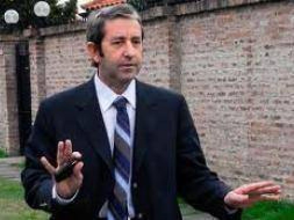 Cobos fue declarado persona no grata en Ezeiza, donde tiene su domicilio actual