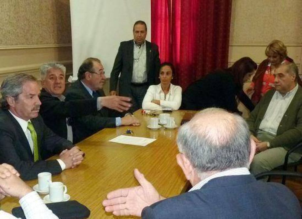 Sol� visit� Campana y cuestion� a Moyano y los Kirchner