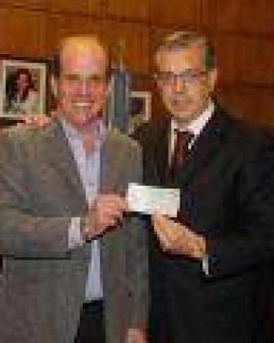Dom�nguez entreg� un anticipo de dos millones de pesos para el Matadero municipal 