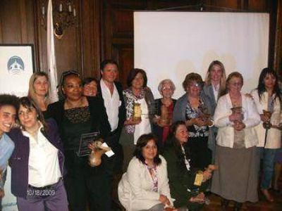 La diputada Gladys Gonz�lez fue distinguida en la Legislatura Porte�a junto a otras damas del sector